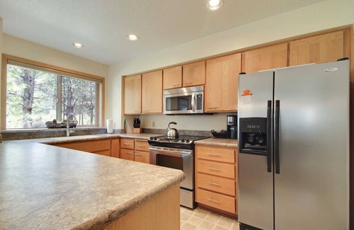Sunriver Condo | The Ridge at Sunriver - Condo #19 - Access provided to onsite seasonal swimming pool & tennis facilities, year-round hot tub plus 4 bikes