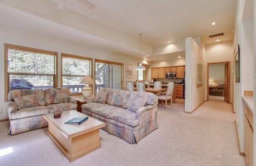 Sunriver Condo | The Ridge at Sunriver - Condo #20 - Access provided to onsite seasonal swimming pool & tennis facilities, year-round hot tub plus 4 bikes