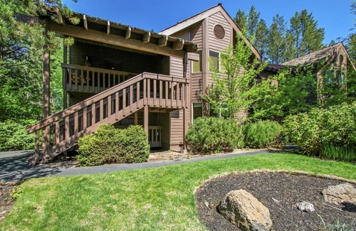 Sunriver Condo | The Ridge at Sunriver - Condo #20 - Access provided to onsite seasonal swimming pool & tennis facilities, year-round hot tub plus 4 bikes