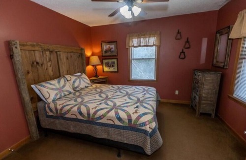 Springmaid Mountain Cottage | The Ridge Cabin - Sleeps 4