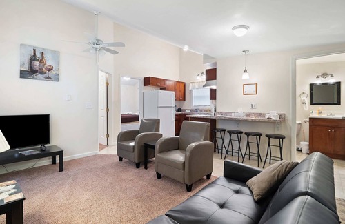 Geneva-on-the-Lake Cottage | The Riesling Cottage - GOTL Strip - Cozy & Quaint