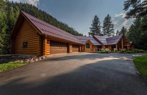 Missoula House | The Riverfront Lodge on the Blackfoot - Private beach!