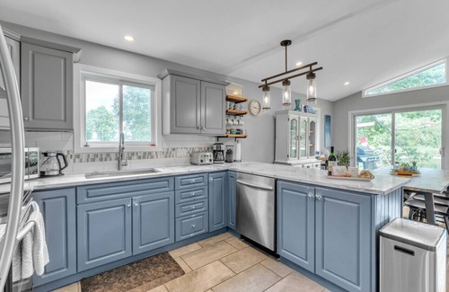 Leeds and the Thousand Islands Cottage | The Riverside Retreat | Beach, Kayaks, Fire Pit