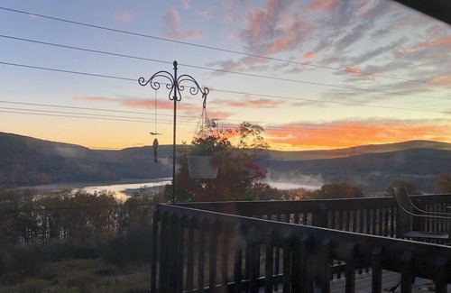 Fort Hill House | The road less travelled. Rural pet friendly home with lake view and office.