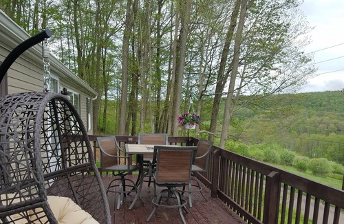 Fort Hill House | The road less travelled. Rural pet friendly home with lake view and office.