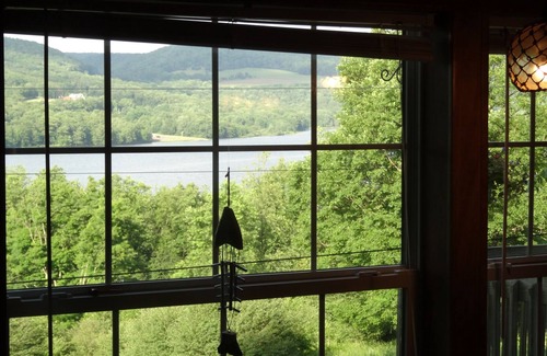 Fort Hill House | The road less travelled. Rural pet friendly home with lake view and office.