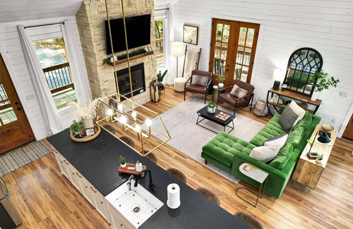 Broken Bow Cabin | The Roasted Marshmallow-LUXURY Cabin-Couples-Small Family-HotTub-Swings-CornHole
