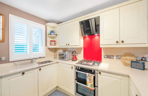 Bridport Cottage | The Roddy House is a charming three-bedroom thatched cottage in West Bay.