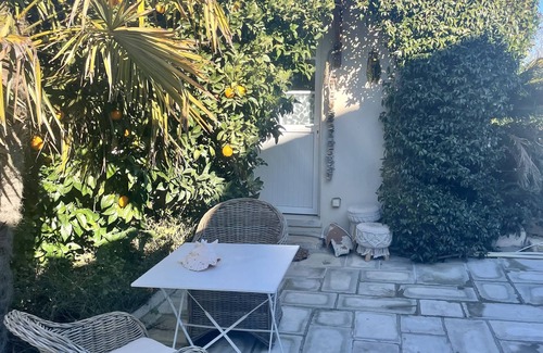Saint-Laurent-d'Aigouze Bed & Breakfast | The room under the orange tree