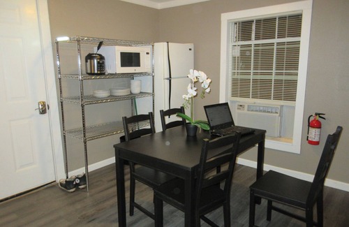 North San Antonio - SAT House | The Roost - Guest House with Queen Bed
