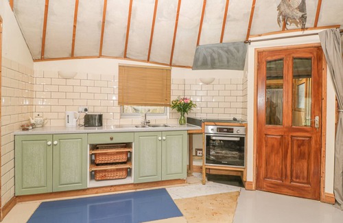 Radstock Cottage | THE ROUNDHOUSE, character holiday cottage in Stratton-On-The-Fosse