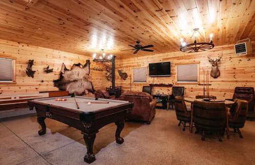 Grayling House | The Royal Stag Lodge - Riverfront on the Au Sable