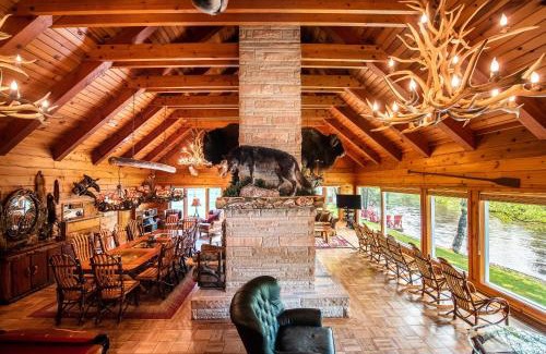 Grayling House | The Royal Stag Lodge - Riverfront on the Au Sable