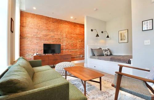 Old Town Alexandria Apartment | The Royal Suite at Prince Street Inn
