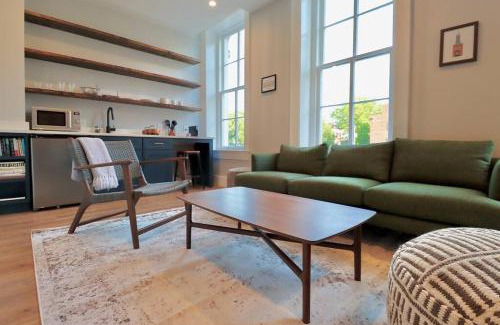 Old Town Alexandria Apartment | The Royal Suite at Prince Street Inn