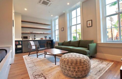 Old Town Alexandria Apartment | The Royal Suite at Prince Street Inn
