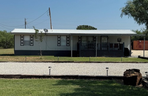 Voss House | The Runaway Place @ O.H. Ivie - 2 minutes from Elm Creek Marina and boat ramps.