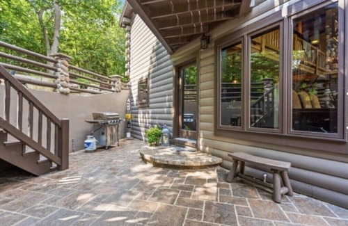 Bucyrus House | The Rustic Barr Oak Lodge Retreat is a peaceful place to relax and rejuvenate
