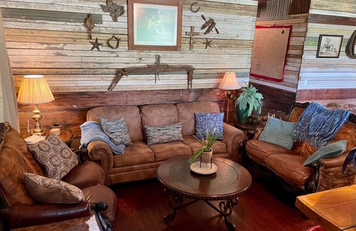 Mart House | The Rustic Hideaway - Pool & 2 Hot Tubs!