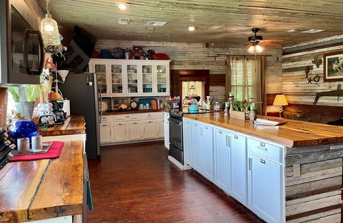 Mart House | The Rustic Hideaway - Pool & 2 Hot Tubs!