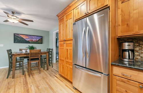 City Park House | The Rustic Retreat - Pet Friendly w/Fenced Yard