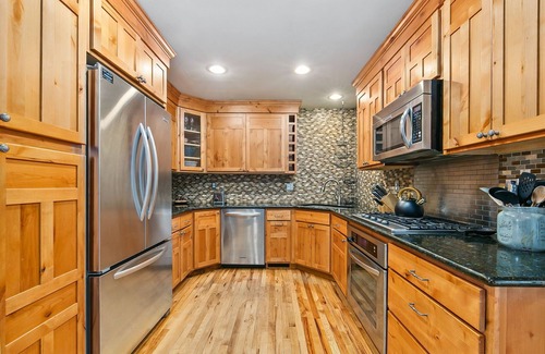 City Park House | The Rustic Retreat - Pet Friendly w/Fenced Yard