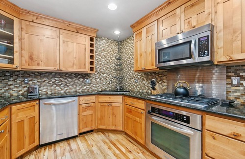City Park House | The Rustic Retreat - Pet Friendly w/Fenced Yard