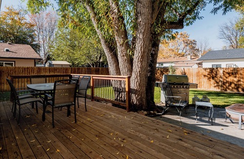 City Park House | The Rustic Retreat - Pet Friendly w/Fenced Yard
