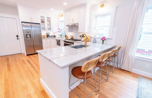 Prospect Hill House | The Ryan House: Large, Newly Renovated! Close to Yale & Downtown!