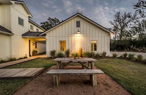 Columbus House | The Sage Farmhouse- A modern farmhouse on 27 acres just 25 mins from Round Top