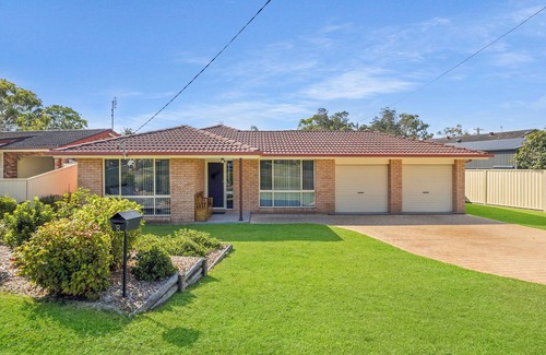 Mannering Park House | The Sailor's Haven - 200m from Boat Ramp!