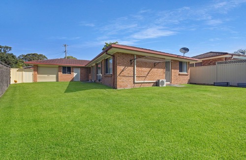 Mannering Park House | The Sailor's Haven - 200m from Boat Ramp!
