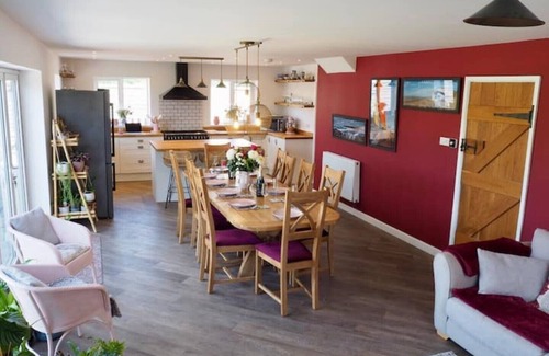 East Wittering House | The Sails a beautifully presented chalet bungalow with