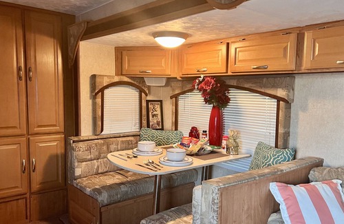 Hemet House | The “SALEM” Hidden Gem, 5 beds / 2 Bd, Vacation RV