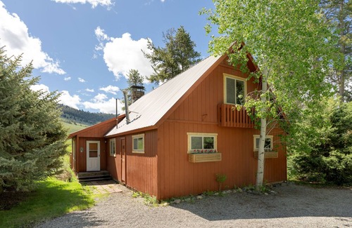 Stanley Cabin | The Salmon River Home - On the Banks of the Salmon River