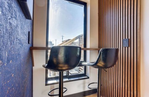 Newport House | The Salomé - ADA Accessible@ The Louie Boutique Motel, Walk to Everything! Dog Friendly!