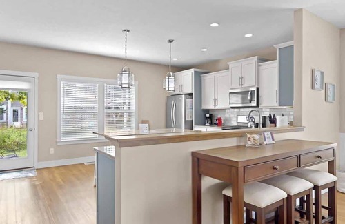 South Haven House | The Sandbar: Spacious Dog-Friendly Getaway with Access to Year-Round Pool & Hot