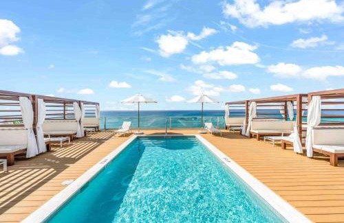 Seven Mile Beach Apartment | The Sands 5 - Last-Minute Deal Available on This Luxury Oceanfront Condo