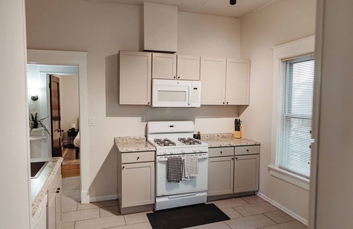 Hanover Place Apartment | The Sandstone - Monthly Retreat in Heart of Kansas City