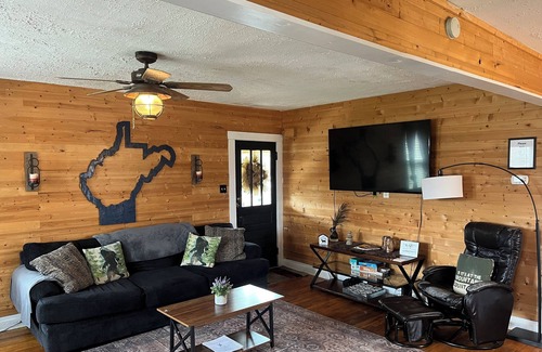 Summerlee House | The Sasquatch Retreat: Cozy 3BR Near Adventures!