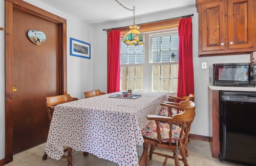 Hampton Cottage | The Sea Sharp - Hampton Beach - 4 min walk to North Beach - Free Parking!