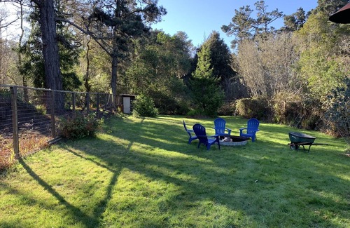 Fort Bragg House | The Seadog: Comfy Cottage near beaches and gardens
