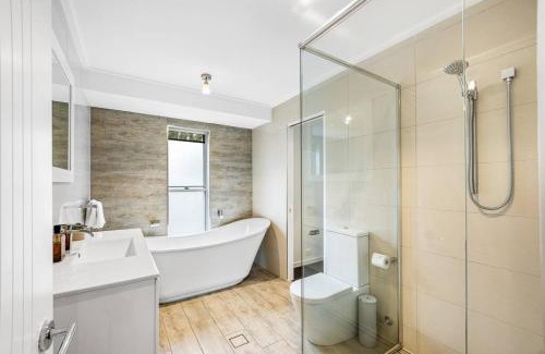 Castaways Beach House | The Seahaven ~ Family Home with Pool, Pet Friendly