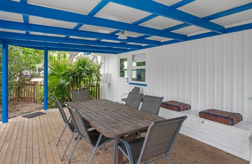 Rainbow Beach House | The Shack - Rainbow Beach. The Ultimate Beach Shack. Pets Welcome. Fenced yard.