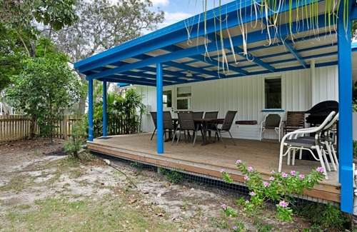 Rainbow Beach House | The Shack - Rainbow Beach. The Ultimate Beach Shack. Pets Welcome. Fenced yard.