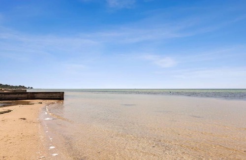 St Leonards House | The Shack- Walk to beach, sleeping 4, fireplace, pet friendly!