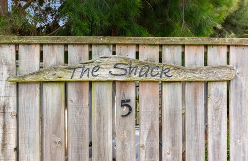 St Leonards House | The Shack- Walk to beach, sleeping 4, fireplace, pet friendly!
