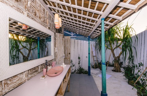 Mushroom Bay Bed & Breakfast | The Shacks at Sandy Bay