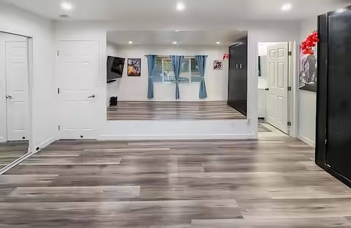 Riverside Apartment | The Shalimar Casita, Fits 6 Guests, Smart Tvs, Remodeled Unit, Full Size Kitchen
