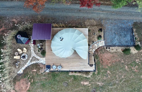 Alexander House | The Shell Dome ~Sauna ~Outdoor Shower ~Mtn Views ~Movie Projector ~Labyrinth